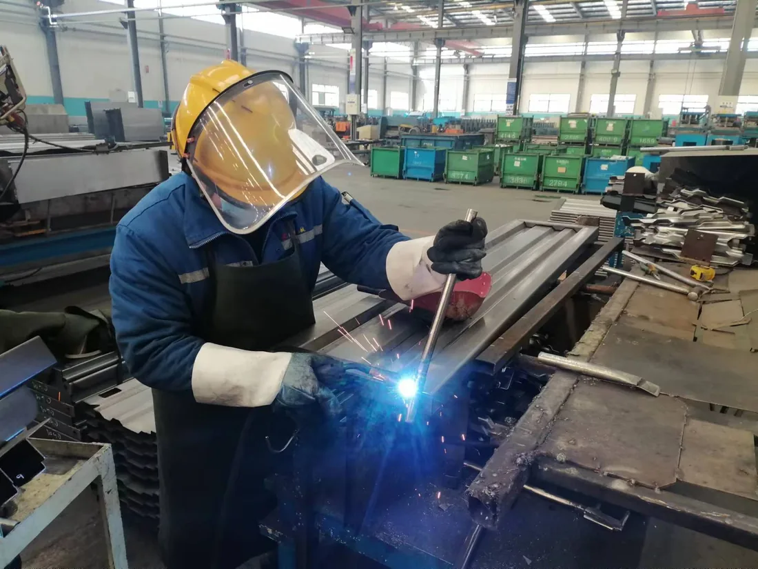 Cargo side panel assembly